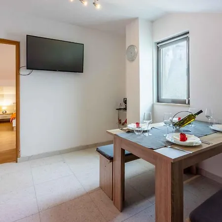 Apartment In 5610