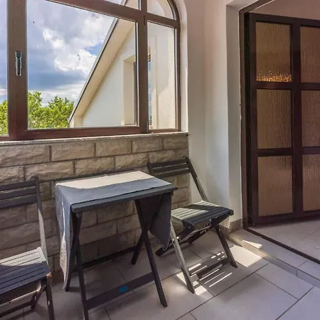 Apartment In 5610 Grizane-Belgrad