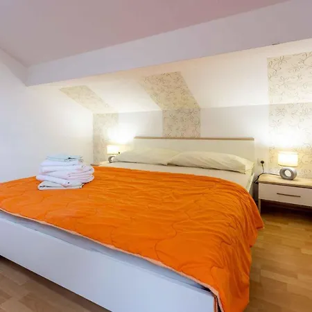 Apartment In 5610 Grizane-Belgrad